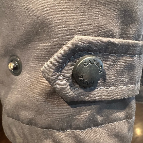 Canada Goose Winter Parka. Ladies size large. - Picture 13 of 15